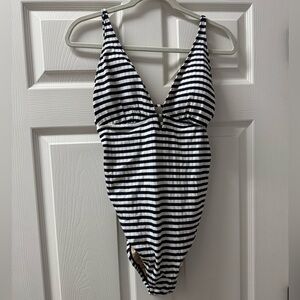 A pea in the pod swim suit new M